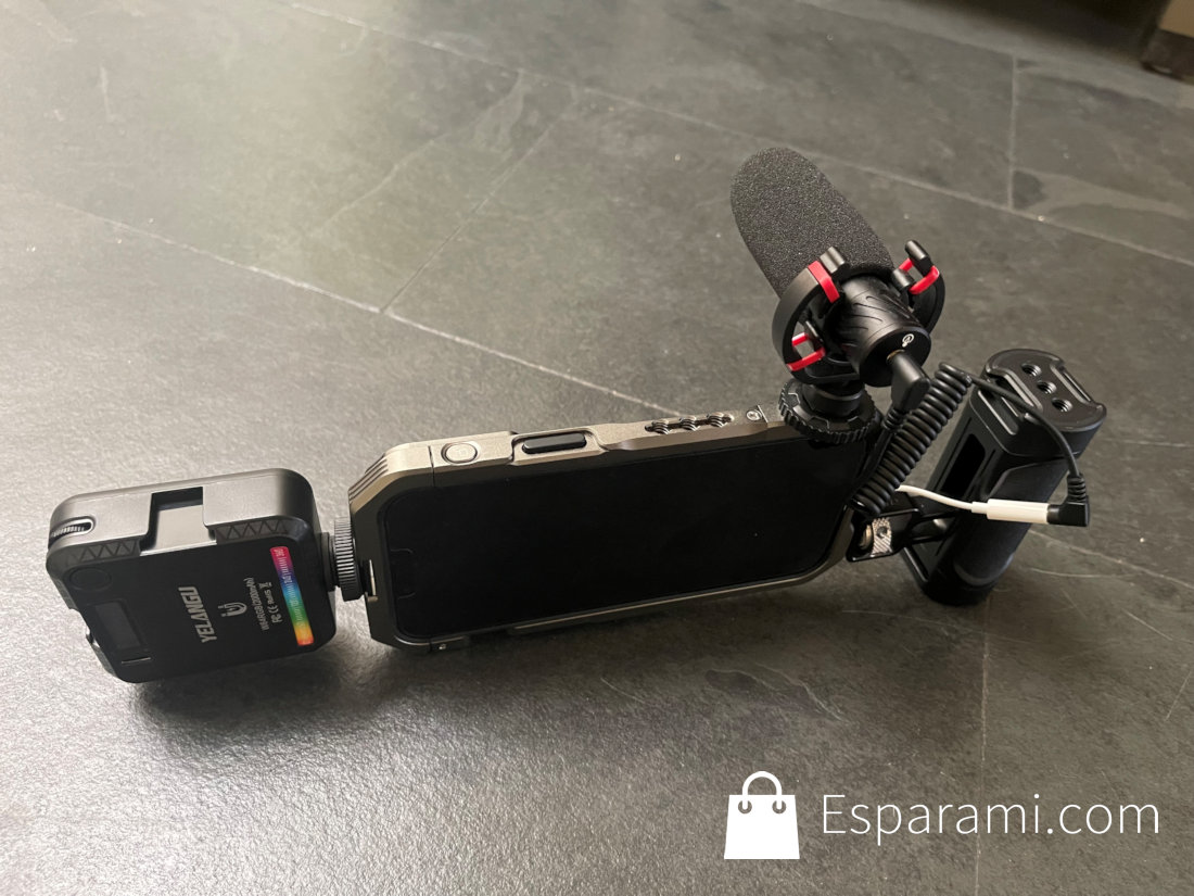 iPhone en la jaula SmallRig con accesorios. Parte delantera.