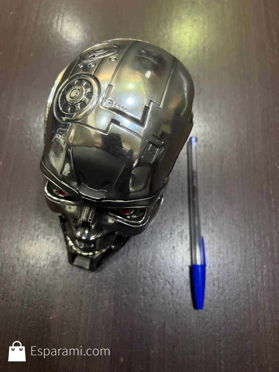 Cabeza T-800 comparada con bolígrafo Bic